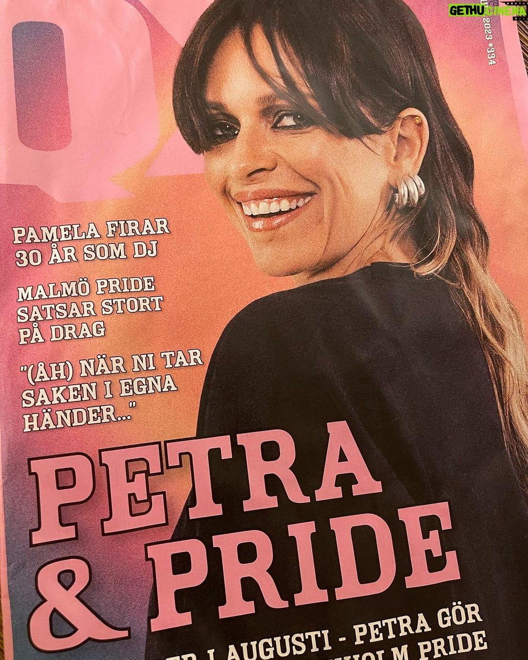Petra Marklund Instagram - Jag ville fira med att skriva ny musik. Tänkte att jag skulle passa på å göra disco, just för att det var så länge sen men har varit en så stor det av mitt liv! Men så blev d inte bra.. Sen! Frågade QX om jag ville uppträda på Gaygalan. Jag gjorde ett nummer med hela musikpaletten från min första hit och fram (Lalala Never give it up! Om nån minns?? 2003😅) Och passade då på att tacka publiken som varit så närvarande under hela min tid som artist! Även i så många andra länder. Jag har verkligen älskat att spela på pridescener runt i världen. Det jag älskar är att jag kännt att taket taket varit högt, kreativiteten oändlig! Noll shame. Efter att jag uppträtt fick jag frågan om att göra årets Pridelåt! Då blev det lätt helt plötsligt! Jag hoppade in i studion och låten blev precis som den skulle! Och det finns inget jag hellre vill än att fira mina 20 år i den fria kärlekens tecken! Och det är alltid samma sak. Det går inte att skapa någonting bara för att skapa nånting. Jag har alltid behövt känna att det finns nånting jag vill säga och som jag brinner för, för att det där drivet ska dra igång. Och så föddes Ocean of Love! ❤️🔥❤️🔥❤️🔥❤️🔥 Nu finns den även akustiskt! Färgen gav sig själv. Inatt är även denna trudelutt ute!🧜♀️ 〰️〰️ I wanted to celebrate by writing new music, thinking I'd venture into disco, just because it's been so long but has been a significant part of my life! Unfortunately, it didn't turn out well at first. Then, QX asked if I wanted to perform at the Gaygalan. I did a performance from my first hit until now (Lalala Never give it up! Anyone remember?? 2003) I took the opportunity to thank the audience, present throughout my entire career as an artist. I've truly loved performing on pride stages worldwide. What I love is feeling the limitless creativity with a high ceiling! No shame. Then I was asked to create this year's Pride song! It suddenly became easy! I jumped into the studio, and the song turned out just as it should. There's nothing I'd rather do than celebrate my 20 years in the spirit of free love! Tonight you can hear it acoustically! 00.00! ❤️🔥❤️🔥❤️🔥❤️🔥❤️🔥 keep on loving! #oceanoflove #acoustic #friday !