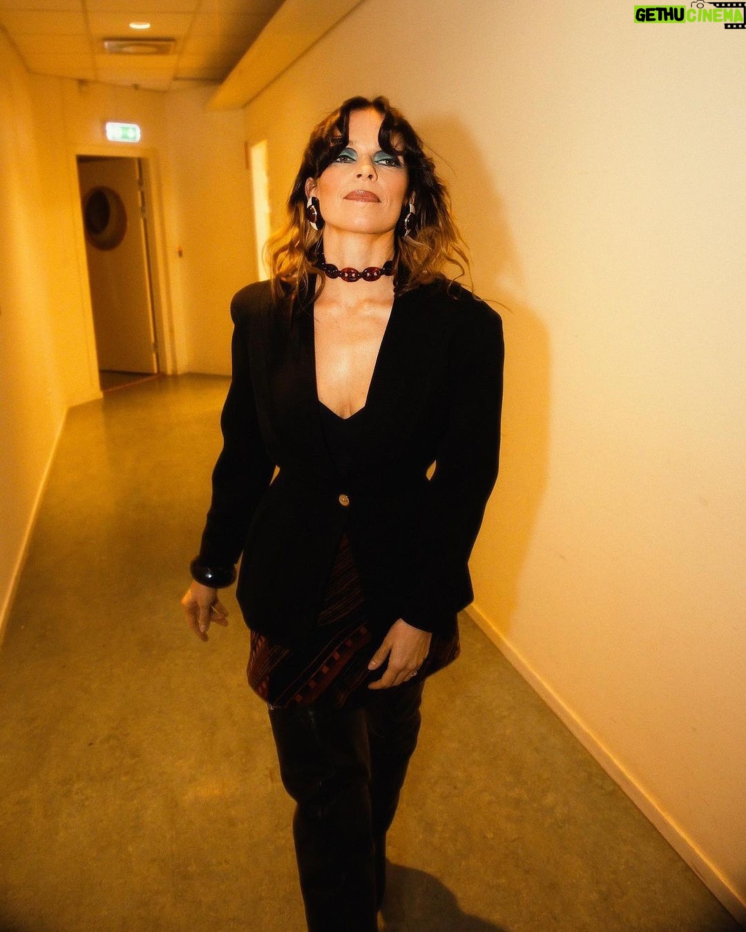 Petra Marklund Instagram - Jag ville fira med att skriva ny musik. Tänkte att jag skulle passa på å göra disco, just för att det var så länge sen men har varit en så stor det av mitt liv! Men så blev d inte bra.. Sen! Frågade QX om jag ville uppträda på Gaygalan. Jag gjorde ett nummer med hela musikpaletten från min första hit och fram (Lalala Never give it up! Om nån minns?? 2003😅) Och passade då på att tacka publiken som varit så närvarande under hela min tid som artist! Även i så många andra länder. Jag har verkligen älskat att spela på pridescener runt i världen. Det jag älskar är att jag kännt att taket taket varit högt, kreativiteten oändlig! Noll shame. Efter att jag uppträtt fick jag frågan om att göra årets Pridelåt! Då blev det lätt helt plötsligt! Jag hoppade in i studion och låten blev precis som den skulle! Och det finns inget jag hellre vill än att fira mina 20 år i den fria kärlekens tecken! Och det är alltid samma sak. Det går inte att skapa någonting bara för att skapa nånting. Jag har alltid behövt känna att det finns nånting jag vill säga och som jag brinner för, för att det där drivet ska dra igång. Och så föddes Ocean of Love! ❤️🔥❤️🔥❤️🔥❤️🔥 Nu finns den även akustiskt! Färgen gav sig själv. Inatt är även denna trudelutt ute!🧜♀️ 〰️〰️ I wanted to celebrate by writing new music, thinking I'd venture into disco, just because it's been so long but has been a significant part of my life! Unfortunately, it didn't turn out well at first. Then, QX asked if I wanted to perform at the Gaygalan. I did a performance from my first hit until now (Lalala Never give it up! Anyone remember?? 2003) I took the opportunity to thank the audience, present throughout my entire career as an artist. I've truly loved performing on pride stages worldwide. What I love is feeling the limitless creativity with a high ceiling! No shame. Then I was asked to create this year's Pride song! It suddenly became easy! I jumped into the studio, and the song turned out just as it should. There's nothing I'd rather do than celebrate my 20 years in the spirit of free love! Tonight you can hear it acoustically! 00.00! ❤️🔥❤️🔥❤️🔥❤️🔥❤️🔥 keep on loving! #oceanoflove #acoustic #friday !