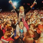 Petra Marklund Instagram – Satellites ruska om mitt liv på många sätt. Vi fick en albumgrammis! Andra priser! Portugal med orkester, den blev stor i UK, USA, Polen, Spanien! Träffade @davidbeckham backstage när jag spela i Madrid, snyggaste jag sett som ni ser att jag tyckte😂 Poliseskort till scenen och gig i Sibirien osv..
En annan härlig grej med Satellites var att den också blev stor i Slovenien. Min mammas hemland. Min babica/mormor fick lixom digga till den i sin lilla radio vid spisen där hon alltid stod och gjorde apfelstrudel och borek. Hon var så stolt. Hennes familj var alpmusiker och några av dom första att spelas på radio i Slovenien. Men det var bara killarna som fick spela, allt annat var olämpligt.
Det är många lager. Men jag älskar att jag fick besöka henne varje dag i radion, eftersom vi bara kunde ses 1 gång per år. När jag fyllde 25 blev jag firad av deras statliga tv-kanal och hela släkten där satt fastklistrad vid tv-nyheterna när jag stod å pratade min bebis-slovenska i direktsändning. Det va fint:)
Tack Satellites!
💙
Satellites shook up my life in many ways. We received a Grammy for best dance album! Other awards! Portugal with an orchestra, it became big in the UK, USA, Poland, Spain! Met @davidbeckham backstage when I was performing in Madrid. The most handsome I’ve ever seen, as you can probably tell 😂. Police escort to the stage and gigs in Siberia, and more.
Another wonderful thing about Satellites was that it also became big in Slovenia, my mom’s homeland. My grandma, or “babica” in Slovenian, got to groove to it on her little radio by the stove, where she always stood making apple strudel and borek. She was so proud. Her family were alpine musicians and some of the first to be played on the radio in Slovenia, but only the guys got to play; everything else was considered inappropriate. There are many layers to this story, but I love that I could visit her every day on the radio, as we could only see each other once a year. When I turned 25, I was celebrated on their national TV channel, and the whole family was glued to the TV news when I stood there speaking my baby Slovenian in a live broadcast. It was beautiful. 💙