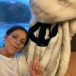 Petra Marklund Instagram - Peacejackan jag och @maartincarlsson är påväg @musikhjalpen ! Snart möter vi upp Växjökören vocal vibrations som jag har bjudit in att sjunga med mig! Spännande. Vi ses 16.00 på torget!😍 Och vet ni! Vi har redan samlat in 7350kr på jackan! Helt otroligt och ovärderligt!🔥🔥🙌 #musikhjälpen #peacejackan ☮️