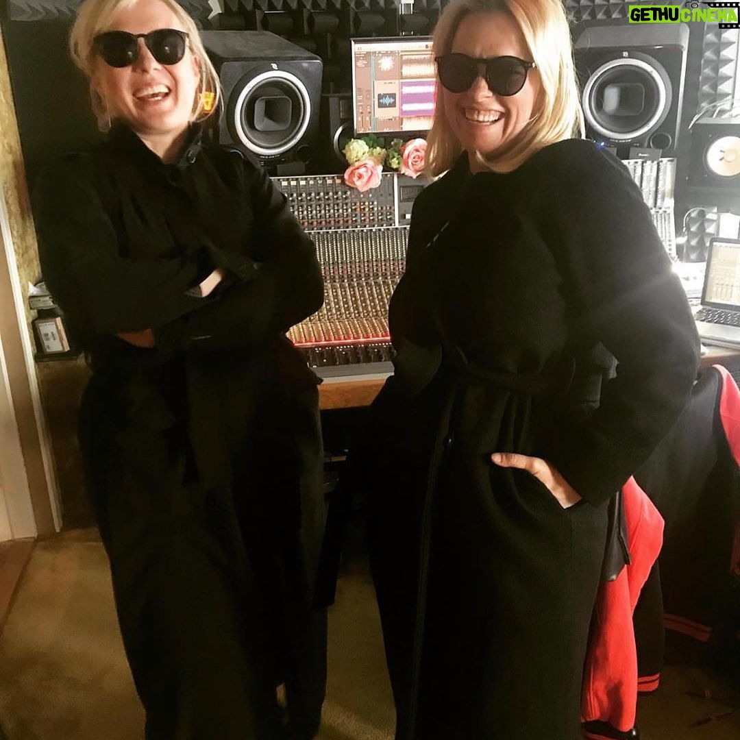 Petra Marklund Instagram - Du äger ditt skimmer," I sang with my baby in my arms. I performed it at the gay gala, sang it for the Crown Princess on her birthday, and continued on tour in the midst of the pandemic, in front of an audience in need of music, despite the risk of infection. Everything breathed here and now, and the lyrics "Du äger ditt skimmer" were present in everything I saw wherever I turned. Even in nature. It was beautiful to see the world that way, and at the same time, so sad because we destroy so much for each other and our planet. I wanted to write a song about finding peace and tranquility. About being in a place where nothing threatens us, in a future where we can live together and bloom in our own way. Completely at peace. I want to thank you, @josefine.lindstrand for creating this song with me, for playing with me for so many years, being a phenomenal pianist and person. You are a gem. Thank you, @annikanorlinsta who sent back my song sketch with these lyrics overnight. I remember the place, the chair, the Chinese restaurant at Hötorget when my phone chimed. The words felt too valuable to be read from a mobile. And thanks to @motoboymusic and @nikostoessl for this production. I think it's a masterpiece. We exchanged files and laughed through the nights on Zoom. So much fun. This time awakened something entirely new in me. Many things fell into place, and I found a new home, so to speak, with many more women, recognition, and inspiration. Priceless. Thank you all. Swipe for a little this and that!❤️ #Friday #Duägerdittskimmer #Acoustic