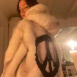 Petra Marklund Instagram - Peacejackan! Vad säger ni om denna då?? 😍 I design av mig och den fantastiska re-make designern @stinaloving ! (Som även gjort kläder till @alicebahkuhnke @zaralarsson @marit_bergman tex) Jackan är ett lyxigt vintagefynd (ej riktig päls) Och gjord med kärlek och jag ska bära den när jag kommer å sjunger på sön! Vill du ta över denna vita as-snygga isbjörnsdröm i vinter?? In å tävla om den. 50 kr kostar det att vara med och pengarna går till ändamålet. Ingen ska behöva dö av hunger. Jag älskar den så jag måste nog va me å tävla😅 Ni hittar direkt via länken i min bio! #musikhjälpen #ingenskabehövadöavhunger #peacejackan #StinaLoving ☮️✌️