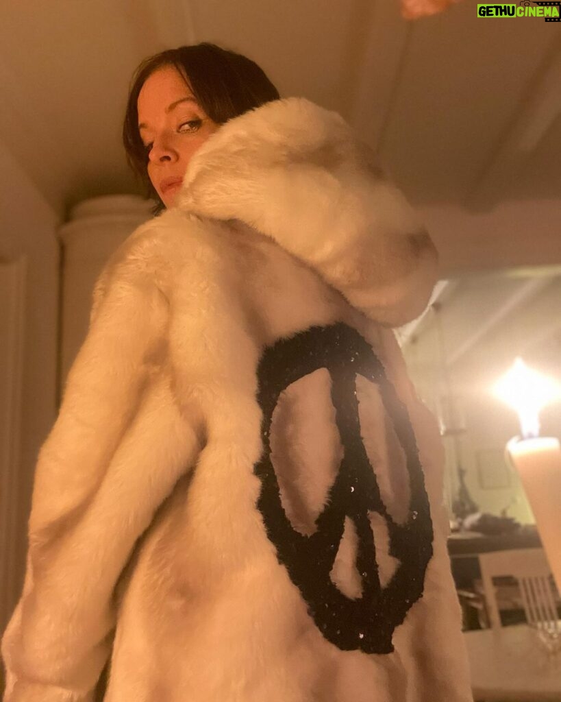 Petra Marklund Instagram - Peacejackan! Vad säger ni om denna då?? 😍 I design av mig och den fantastiska re-make designern @stinaloving ! (Som även gjort kläder till @alicebahkuhnke @zaralarsson @marit_bergman tex) Jackan är ett lyxigt vintagefynd (ej riktig päls) Och gjord med kärlek och jag ska bära den när jag kommer å sjunger på sön! Vill du ta över denna vita as-snygga isbjörnsdröm i vinter?? In å tävla om den. 50 kr kostar det att vara med och pengarna går till ändamålet. Ingen ska behöva dö av hunger. Jag älskar den så jag måste nog va me å tävla😅 Ni hittar direkt via länken i min bio! #musikhjälpen #ingenskabehövadöavhunger #peacejackan #StinaLoving ☮️✌️
