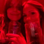 Petra Marklund Instagram - Vi rockar makalösa Moulin Rouge! Wow vilka nummer! Dansarna! @marshasongcome hallå!? Så impad. Tack @micaelbindefeld och hela fantastiska ensemblen. Loved it. Och mitt sällskap @annievesterdahl 🥂😚