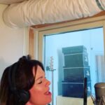 Petra Marklund Instagram – Från och med nu titulera mig Skivbolagbossen. Fett ju??🔥🌪️🌪️ 
Å jag har världens bästa gäng omkring mig. Dröm! Mkt spännande detta🤩 Och nu befinner jag mig i studion å färdigställer lite grejor jag ska bjuda på snart.. kommer mer om det sen helt enkelt🌪️❤️