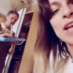 Petra Marklund Instagram – Här får ni en liten svajig lunchkonsert!😂
SOM vi kämpade och kämpade med denna. Gjorde om i moll, bytte ackord, tog tillbaks, tejpade pianot på olika vis och inget kändes rätt! Så jag kräma ur det sista ur stackars Peter med en extra instumentrunda och SEN… ja det får ni se på fredag!
Satellites är som min lilla glada bebis. Som blivit tonåring nu. Den handlar om att inte tappa hoppet. Och, lovar. Jag ska aldrig försöka göra den deppig igen. Total idioti. Hoppas den skänker någon nått gott nu när jag ger ut den igen, akustiskt:)
💙
Like we struggled and struggled with this one. We changed to minor, switched chords, rolled back, taped the piano in different ways, and nothing felt right! And then I pushed Peter a bit more with an extra round of instruments, and THEN… well, you’ll see it on Friday!
Satellites is my little happy baby. That grown old. It’s about not losing hope. And, I promise! I’ll never try to make it sad again. Total nonsense. I hope it brings some good vibes to someone now that I’m releasing it again, acoustically :)
#Satellites #Friday #3/5 #Acoustic