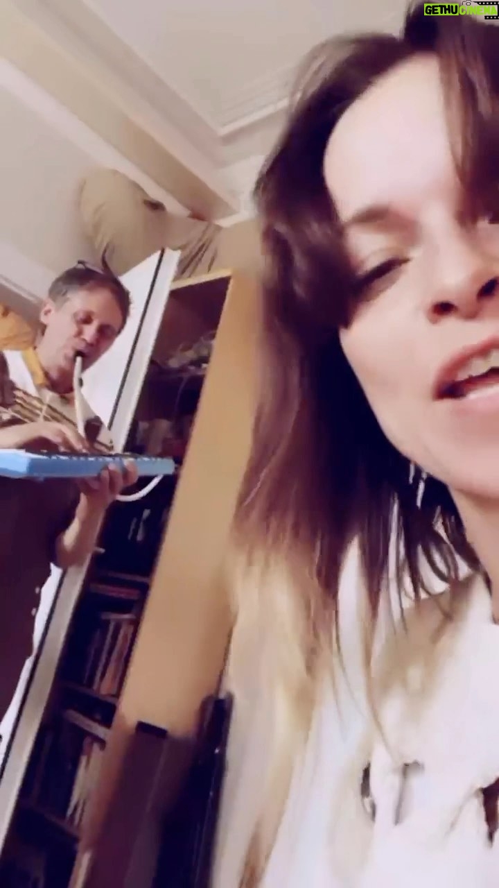 Petra Marklund Instagram - Här får ni en liten svajig lunchkonsert!😂 SOM vi kämpade och kämpade med denna. Gjorde om i moll, bytte ackord, tog tillbaks, tejpade pianot på olika vis och inget kändes rätt! Så jag kräma ur det sista ur stackars Peter med en extra instumentrunda och SEN… ja det får ni se på fredag! Satellites är som min lilla glada bebis. Som blivit tonåring nu. Den handlar om att inte tappa hoppet. Och, lovar. Jag ska aldrig försöka göra den deppig igen. Total idioti. Hoppas den skänker någon nått gott nu när jag ger ut den igen, akustiskt:) 💙 Like we struggled and struggled with this one. We changed to minor, switched chords, rolled back, taped the piano in different ways, and nothing felt right! And then I pushed Peter a bit more with an extra round of instruments, and THEN... well, you’ll see it on Friday! Satellites is my little happy baby. That grown old. It’s about not losing hope. And, I promise! I’ll never try to make it sad again. Total nonsense. I hope it brings some good vibes to someone now that I’m releasing it again, acoustically :) #Satellites #Friday #3/5 #Acoustic