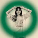 Petra Marklund Instagram – Du äger ditt skimmer 💚
It’s yours.
Producers Peter Kvint & Petra Marklund
Violin @hannaekstroms
Cello @anna.dager
Piano @joellyssarides
#Duägerdittskimmer #Acoustic #2/5