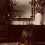 Petra Marklund Instagram – Hej hej. Här har precis en låt om saknad skrivits💕Och jag har precis gjort en lista till er. Och mig såklart. Varm, träig, med en massa brus, knarrande pianostolar och pingerplock på gitarrer. ”Acoustic Fall” heter den. Ni hittar den på min sida på Spotifysida. Lyssna å få en musikkram. Kan behövas i tider som denna❤️

Och om ni vill får ni gärna dela med er av era akustiska favvos. Så kanske dom får trilla in där med! Skriv jätte gärna nedanför i kommentarsfältet 😍🍁🏹

#Spotifylista #Acousticfall