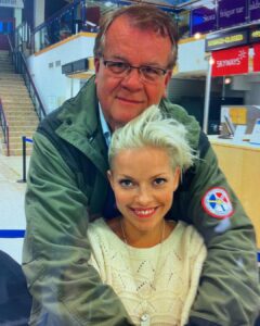 Petra Marklund Instagram - Heja dig Lasse❤️ Ikväll sänds programmet när vi hyllar dig. Du är one of a kind!!! Jag såg att du @mberghagen och familj valt att sända programmet för att ge lite pepp:) Snacka om pepp! Vilken kväll! Ära att känna dig @berghagen.lasse ❤️❤️❤️❤️ Ikväll alltså på tv4 20.00 #Vilketliv