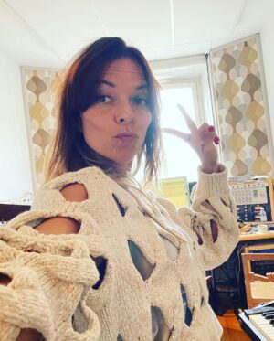 Petra Marklund Instagram - Från och med nu titulera mig Skivbolagbossen. Fett ju??🔥🌪️🌪️ 
Å jag har världens bästa gäng omkring mig. Dröm! Mkt spännande detta🤩 Och nu befinner jag mig i studion å färdigställer lite grejor jag ska bjuda på snart.. kommer mer om det sen helt enkelt🌪️❤️
