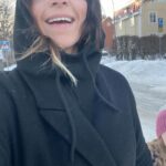 Petra Marklund Instagram - Mina akustiska konserter är igång! Och i April blir det mera! (Info snart) Tack till alla som kom och lyssnade på plats och via radion! Missade ni kan ni lyssna in på Musikplats Stockholm via min bio! Och så hann jag med en fika med lilltjejen. Lyxdag. Tacktacktack! 💋🍝 Foto @junibackensfoto #Musikplatsstockholm #akustiskt