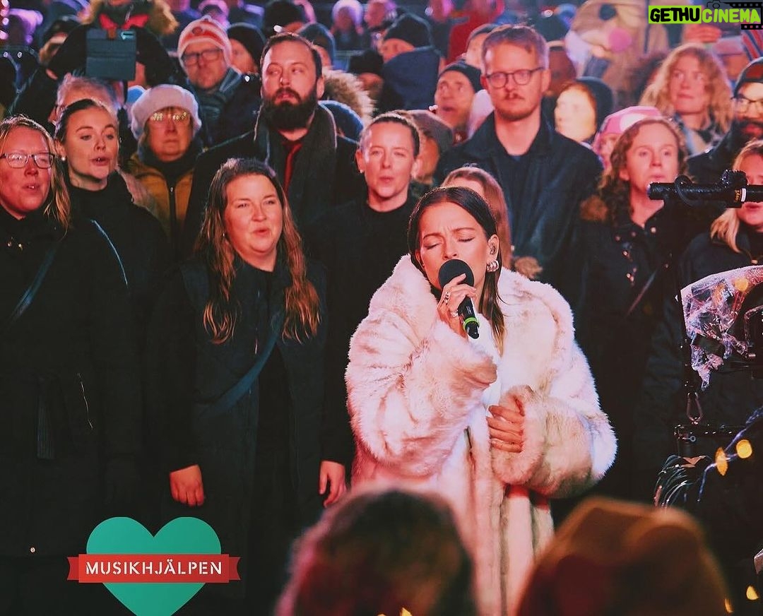 Petra Marklund Instagram - Fatta att Peacejackan drog in 60 980kr!! Jag är helt mållös. Bästa julklappen. Tack till alla som va med! Och till Vocal vibrations! Så kul att sjunga mer er. Bilden säger sig självt! 😁❣️ Vinnare har inte dragits än. Återkommer om det så fort jag vet! Tack @musikhjalpen Så imponerad av er, från skratt till gråt, skratt till gråt.. hålla energin uppe och göra underhållning av allt på samma gång. Grymt. Och 59 510 761 kr allt som allt till Radiohjälpen för att ingen ska behöva dö av hunger. Helt fantastiskt. ❤️ Växjö, Sweden