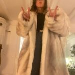 Petra Marklund Instagram - Peacejackan! Vad säger ni om denna då?? 😍 I design av mig och den fantastiska re-make designern @stinaloving ! (Som även gjort kläder till @alicebahkuhnke @zaralarsson @marit_bergman tex) Jackan är ett lyxigt vintagefynd (ej riktig päls) Och gjord med kärlek och jag ska bära den när jag kommer å sjunger på sön! Vill du ta över denna vita as-snygga isbjörnsdröm i vinter?? In å tävla om den. 50 kr kostar det att vara med och pengarna går till ändamålet. Ingen ska behöva dö av hunger. Jag älskar den så jag måste nog va me å tävla😅 Ni hittar direkt via länken i min bio! #musikhjälpen #ingenskabehövadöavhunger #peacejackan #StinaLoving ☮️✌️