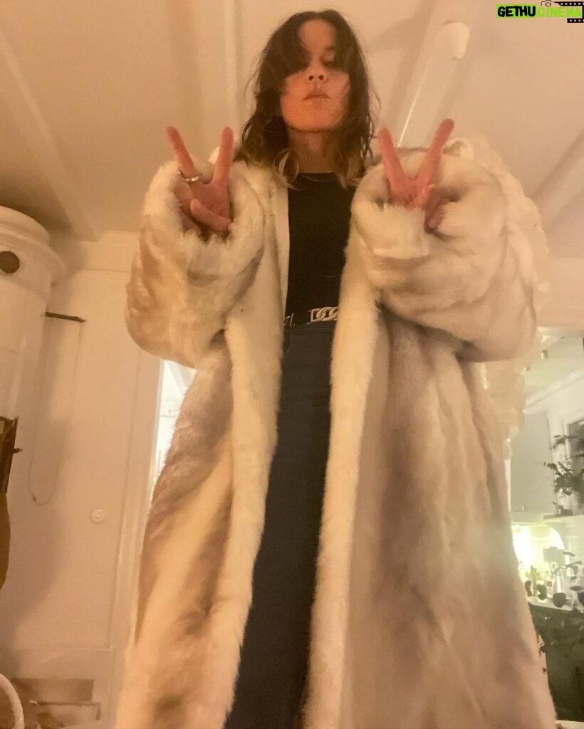 Petra Marklund Instagram - Peacejackan! Vad säger ni om denna då?? 😍 I design av mig och den fantastiska re-make designern @stinaloving ! (Som även gjort kläder till @alicebahkuhnke @zaralarsson @marit_bergman tex) Jackan är ett lyxigt vintagefynd (ej riktig päls) Och gjord med kärlek och jag ska bära den när jag kommer å sjunger på sön! Vill du ta över denna vita as-snygga isbjörnsdröm i vinter?? In å tävla om den. 50 kr kostar det att vara med och pengarna går till ändamålet. Ingen ska behöva dö av hunger. Jag älskar den så jag måste nog va me å tävla😅 Ni hittar direkt via länken i min bio! #musikhjälpen #ingenskabehövadöavhunger #peacejackan #StinaLoving ☮️✌️