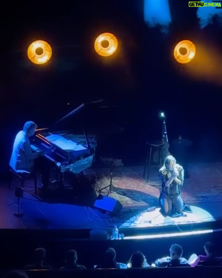 Petra Marklund Instagram - Jan Lundgren! En fröjd att sjunga med dig!! 🙏🏻 Förutom mina grejer så blev det jazz, Joni Mitchell och slovenska visor! Och mitt bidrag till lite jul oxå, River. Massa inspiration. Så kul och kul koncept! Tack för att jag fick va med på detta! Tack hela publiken och @poptonten vibben i rummet va total!✨