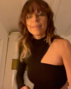 Petra Marklund Instagram - Spana in min klänning jag och @maxjohanstockholm gjorde till min 20 års fest! Det är en gammal polo och strandkjol som blev gala! What u think?? 🤩 Nästa projekt blir en bolero av en vinterjacka! Får se hur den blir nu🪡🔥