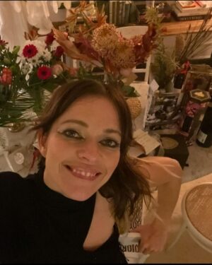 Petra Marklund Instagram - Vilken kärlek!!! Tack allihopa❤️❤️❤️Det här tar jag med mig. Att få fira 20 år med er! Vilka livsviktiga kapitel.

Och tack till @malmgrenskakrogen , platsen där jag skrev ett viktigt kontrakt som satte fart på allt. Ni mindes bordet och vad vi åt. Vi kunde inte varit på en finare plats:)

Och alla ni som lyssnar, kommer på konserter och ringer på min telefon för att knipa guldbiljetter! Längtar tills vi ses nästa gång! 5 av er får jag redan se nästa vecka😍🥂

Och sist men inte minst, manager @ditakleman älskar att jobba med dig💎

Hoppas ni gillar EPn🦋

〰️〰️〰️〰️〰️〰️〰️

What love!!! Thank you all ❤️❤️❤️ I carry this with me. To celebrate 20 years with you!! What crucial chapters of life.

And thanks to @malmgrenskakrogen, the place where I signed an important contract that set everything in motion. You remembered the table and what we ate. We couldn't have been in a more prefect place.

And all of you who listen, attend concerts, and call my phone to snag golden tickets! Can't wait until we meet again! I'll already see 5 of you next week😍

Hope you like the EP 🦋

Foto: @stassiey
#AndTheStoryGoes #Ute #Nu!