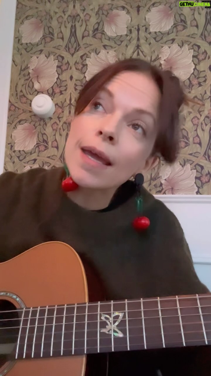 Petra Marklund Instagram - Öjöj minnet! Tack allihopa för så mycket fina svar! Det värmer så mycket att ni lyssnar på min musik ni fattar inte! Vad verkligt det blir när ni skriver till mig! Nu ska det övas här!! Ni påminde mig om denna bla🥰 #Petramarklundtour # 3exklusiva #Stockholm 16/4 #Göteborg 17/4 #Malmö 20/4 #unitedstage Biljetter i bion 🫶🍒