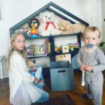Petra Svoboda Instagram - Jak je to u Vas s detskymi pokojicky, mivali jste spolecny se segrou nebo brachou? U nas je mezi detmi vetsi vekovy rozdil, takze Edicek si to svoje kralovstvi uz taky pomalu dava dohromady. Dekujeme za darek k jeho 2. narozeninam, regalek s boxiky je presne to, co jsme na hracky stavebnice a knizky potrebovali!😉🙏@benlemi #sourozenci #pokojicek