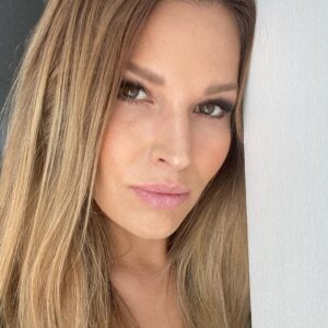 Petra Svoboda Instagram - Hezky stredecni vecer, polovina tydne za nami😉#doma #streda #vecer