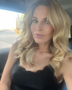 Petra Svoboda Instagram - Ja jeste s letem urcite nekoncim! Porad tu blond udrzuji😂Dekuji za skvelou peci @tomasarsovsalon #hair #summer #care Prague, Czech Republic