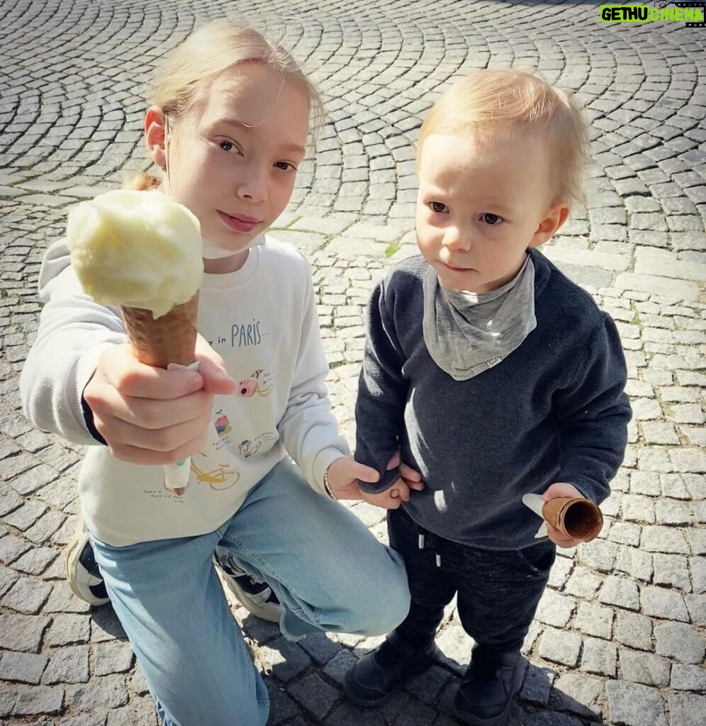 Petra Svoboda Instagram - Krasny svatek vsem detem, dneska to chce minimalne na zmrzlinu!!!🍦🍦🍦 #deti #laska #rodina #dendeti Prague, Czech Republic