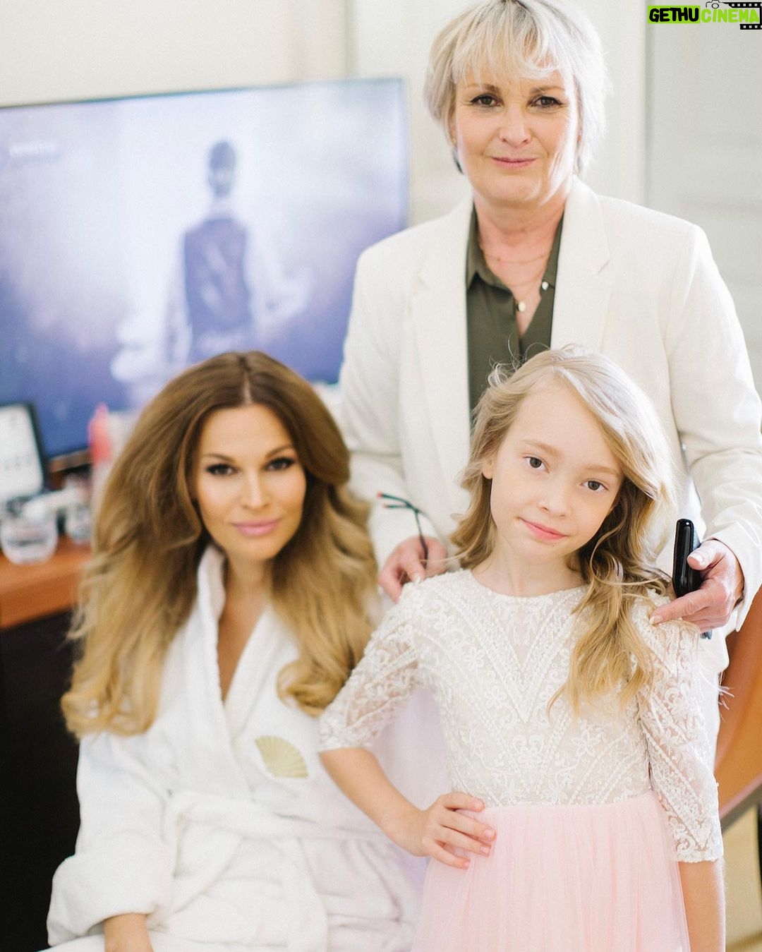 Petra Svoboda Instagram - Vzdycky tu pro me je, kdyz ji potrebuji a nikdy za to neocekavala nic zpet - moje mamka a jeji bezpodminecna materska laska. Snazim se byt jako mama ke svym detem taky takova. Byt mama, je dar❤️Vse nejlepsi vsem maminkam! #mama #laska #podekovani #deti #rodina #zeny #spolu