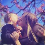 Petra Svoboda Instagram - Manzel bohuzel neni doma, ale deti to pod tresni vzaly zodpovedne za nej!!!💋💋Je pry jedno od koho pusa je, ale musi byt z ciste lasky. A tahle je nejpruzracnejsi❤️Tak krasny lasky cas take Vam vsem!🌺 #laska #pusa #svatek #1maj #laskycas #podtresni #spolu @ondrej_krivka Vinohrady