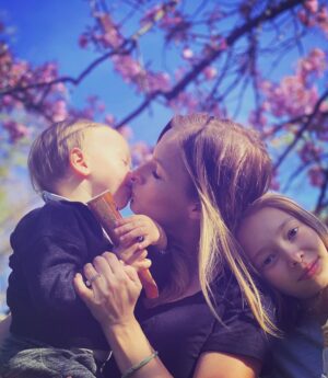 Petra Svoboda Instagram - Manzel bohuzel neni doma, ale deti to pod tresni vzaly zodpovedne za nej!!!💋💋Je pry jedno od koho pusa je, ale musi byt z ciste lasky. A tahle je nejpruzracnejsi❤️Tak krasny lasky cas take Vam vsem!🌺 #laska #pusa #svatek #1maj #laskycas #podtresni #spolu @ondrej_krivka