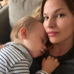 Petra Svoboda Instagram - Prejeme Vam dobrou noc a sladke sny, Edousek to dneska “zalomil” trochu driv nez obvykle😊❤️#goodnight #baby #sweetdreams #love #son Vinohrady