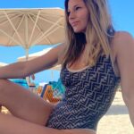 Petra Svoboda Instagram – Takhle se tvarim, kdyz mi vubec nic nechybi😉😂Rodina pohromade, vlasy umyty jen morskou soli a misto pudru pisek z plaze. V dnesni dobe je clovek za kazdou takovou chvili vdecny dvojnasob. Kazdopadne at je slunce nebo snezi, hlavne kdyz jsme vsichni zdravi❤️🙏#family #sea #salt #sand #wind #sun #holiday #uae #together Madinat Jumeirah
