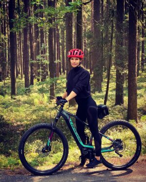 Petra Svoboda Instagram - Letos kdyz “vychytate” pocasi na kolo a navic jste zrovna v jiznich Cechach, tak je to  uz fakt duvod k usmevu. 😂💪A at si rika kazdy, co chce, ja nedam dopustit na elektrokolo, diky nemu muzeme jezdit cela rodina, zdatnejsi i mene zdatni, mladi i starsi dohromady a bavi to vsechny podle jejich moznosti @mojekolo.cz #elektrokolo #sport #cyklistika #priroda #rodina #spolu @topforex_attinvestments