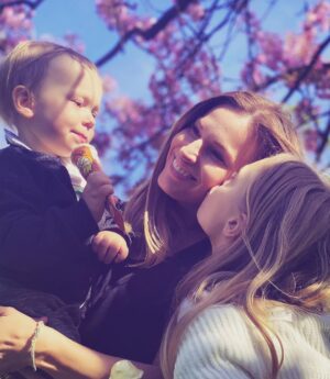 Petra Svoboda Instagram - Manzel bohuzel neni doma, ale deti to pod tresni vzaly zodpovedne za nej!!!💋💋Je pry jedno od koho pusa je, ale musi byt z ciste lasky. A tahle je nejpruzracnejsi❤️Tak krasny lasky cas take Vam vsem!🌺 #laska #pusa #svatek #1maj #laskycas #podtresni #spolu @ondrej_krivka
