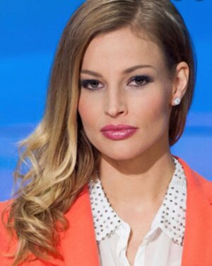 Petra Svoboda Instagram - Pohled do minulosti😆 a oslava krasnych 8mi let na @tvnovaofficial Vzpominky na nervozni zacatky,😉relaci Pocasi, nataceni reportazi, Zivota ve hvezdach a hlavne moderovani @televizninoviny Dekuji za to, ze s Vami muzu rust, dal na sobe pracovat a hlavne Vam divakum prinaset nejnovejsi zpravy. Verim, ze uz brzy budou jen lepsi a lepsi. #zpravy #televizninoviny #tvnova #vyroci #8 #prace #news #job