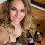 Petra Svoboda Instagram - Nova slavi 27. narozeniny!🎉I kdyz jen virtualne, musi to byt party! Slavime je ve stejny mesic, ale ja jsem o 11 let starsi. 🙄😉Kazdopadne si myslim, ze moje mladsi “kamaradka”, se kterou se pratelim uz 8 let, teprve smeruje k vrcholu🗻. Znate to, sbirala potrebne zkusenosti, obklopuje se jen temi spravnymi lidmi a hlavne na sobe porad pracuje, aby sla s dobou a byla nejlepsi. A to je!!!💪Jen tak dal a vsechno nejlepsi! @tvnovaofficial #narozeniny #televize #party #tvnova #team #televizninoviny #virtual #27 #cheers Prague, Czech Republic