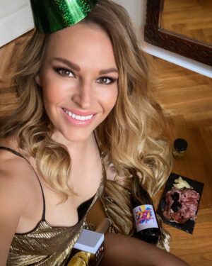 Petra Svoboda Instagram - Nova slavi 27. narozeniny!🎉I kdyz jen virtualne, musi to byt party! Slavime je ve stejny mesic, ale ja jsem o 11 let starsi. 🙄😉Kazdopadne si myslim, ze moje mladsi “kamaradka”, se kterou se pratelim uz 8 let, teprve smeruje k vrcholu🗻. Znate to, sbirala potrebne zkusenosti,  obklopuje se jen temi spravnymi lidmi a hlavne na sobe porad pracuje, aby sla s dobou a byla nejlepsi. A to je!!!💪Jen tak dal a vsechno nejlepsi! @tvnovaofficial #narozeniny #televize #party #tvnova  #team #televizninoviny #virtual #27 #cheers