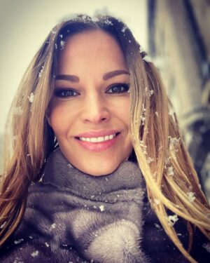 Petra Svoboda Instagram - Jak jste v ty chumelenici dneska dopadli Vy??? Ja mam po “frizure”😂❄️ #zima #praha #snih #vlocky #bilo #chumelenice