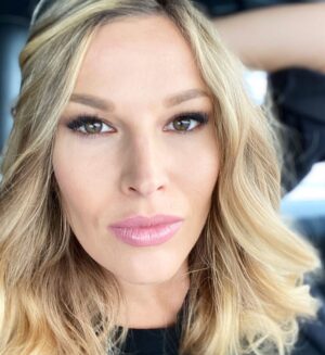 Petra Svoboda Instagram - Do noveho roku hledim s nadeji, ze se nase zivoty vrati do normalnich koleji... Preji Vam vsem zdravi, víru a stesti.  A i kdyz to letos bude doma, poradne to oslavte a uzijte si sve rodiny!!!
PF 2021!!! #happynewyear #2021