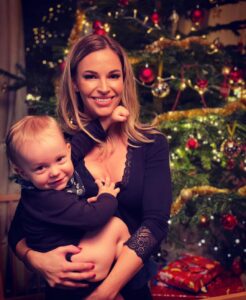 Petra Svoboda Instagram - Prejeme Vam vsem krasne a klidne Vanoce, mejte se radi a budte zdravi❤️🎄🙏 #vanoce #jezisek #svatky #rodina #laska Prague, Czech Republic