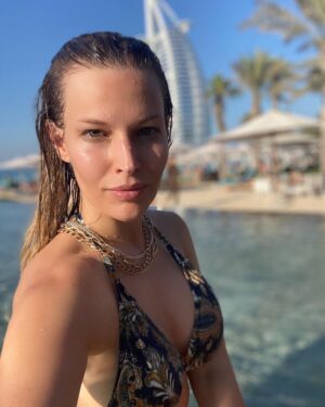 Petra Svoboda Instagram - Je to fajn jen tak “bez niceho”! Neresit vlasy, make-up ani nic jineho, clovek usetri spoustu drahocenneho casu, co?!😃😉🤷‍♀️ #mydubai #holiday #nomakeup #natural