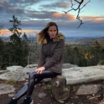 Petra Svoboda Instagram – Svoboda, nezavislost, krasy nasi Ceske zeme, treba tady na vrchu Kloboucek v Brdech, a k tomu jeste vitr ve vlasech…🌬😉Co vic si v dnesni svatecni den prat a připomínat, at uz jste kdekoli✌️#svoboda #nezavislost #sametovarevoluce #17listopad  #freedom #velvetrevolution Klobouček