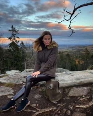 Petra Svoboda Instagram - Svoboda, nezavislost, krasy nasi Ceske zeme, treba tady na vrchu Kloboucek v Brdech, a k tomu jeste vitr ve vlasech...🌬😉Co vic si v dnesni svatecni den prat a připomínat, at uz jste kdekoli✌️#svoboda #nezavislost #sametovarevoluce #17listopad  #freedom #velvetrevolution