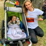 Petra Svoboda Instagram – Tak jsme zase s Edikem a manzelem o jeden rodinny zazitek bohatsi! Beh VoltaRUN v ramci zavodu @behejlesy Jizerska dopadl na jednicku, na postizenou Karolinku a jeji rehabilitace se vybralo uzasnych 162 530 korun!! 💪😊 Pokud chcete taky pomahat pohybem, 12. 9. se v 17:15 (za tmy – takze celovky s sebou) bezi posledni VoltaRUN v Boleticich. #VoltaRUN #gsk #spoluprace #nadacenova