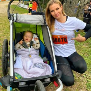 Petra Svoboda Instagram - Tak jsme zase s Edikem a manzelem o jeden rodinny zazitek bohatsi! Beh VoltaRUN v ramci zavodu @behejlesy Jizerska dopadl na jednicku, na postizenou Karolinku a jeji rehabilitace se vybralo uzasnych 162 530 korun!! 💪😊 Pokud chcete taky pomahat pohybem, 12. 9. se v 17:15 (za tmy - takze celovky s sebou) bezi posledni VoltaRUN v Boleticich. #VoltaRUN #gsk #spoluprace #nadacenova