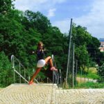 Petra Svoboda Instagram - Pripraveni ke startu?! Priznam se, ze pravidelny bezec nejsem, ale kdyz jde o moznost stravit tak den s rodinou a jeste prispet na charitavni cinnost, muzu klidne probehat lesy treba po celych Cechach! Pridate se ke mne? Uz 29. 8. se muzeme potkat v ramci zavodu @behejlesy Jizerska, kde se zucastnim multigeneracniho nesoutezniho behu VoltaRUN, v jedne z nejkrasnejsich prirodnich lokalit republiky. Nemusite se bat, trasy jsou nenarocne (3-5km) a vhodne pro vsechny bez ohledu na vek ci kondici. Dokonce i pro kocarky.😊Tentokrat svou ucasti diky Nadaci Nova podporime Karolinku, ktera se narodila s vadou nozicek. Tak se zaregistrujte a pobezte se mnou. Vice info na www.behejlesy.cz/votlarun. Tesim se na vas! #gsk #voltarun #behejlesy #spoluprace #nadacenova