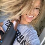 Petra Svoboda Instagram - V dnešním vedru se budu tímhle fénem, který jsem testovala, spíš chladit než doopravdy fénovat, ale vlastně to na něj přesně sedí. Je prostě cool ve všech směrech. Nejvíc mi vyhovuje, že je lehoučký, takže mi při každém sušení vlasů “neodpadávají” ruce a hlavně má unikátní funkci nanoe, která vlasy šetří a hydratuje. Mohu říct, že rozdíl je patrný po prvním použití. Vlasy si kvůli práci v televizi musím mýt a fénovat opravdu často, takže je to pro ně doslova balzám a vůbec nejsou tak vysušené jako bývaly. Jsem ráda, že jsem tohoto “delfínka” jak se mu přezdívá, v té záplavě produktů na trhu, ulovila. @panasonic_czsk #hairdryer #nanoe #hydratace #pece #zdravevlasy #hairstyle #dolphin Prague, Czech Republic