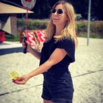 Petra Svoboda Instagram - Let’s play!!!🏸#badminton #sport #moveyourbody #sand #summer #friends Spindleruv Mlyn