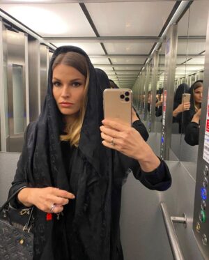 Petra Svoboda Instagram - Tak jsem se konecne dockala, moje prvni “vytahovka” na instagramu a rovnou jako zmokla slepice, zasadne vychazim bez destniku🙈🙄🌂#vytahovka #instamood #rain #monday #lift #prague #home