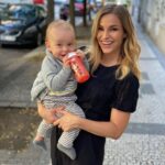 Petra Svoboda Instagram - „Vite, ze uz batole by melo vypit az 1.5 l vody denne? S tim mam, priznam se, problem i ja jako dospelak. S bumbanim je to u nas proste obcas boj! Ven proto vyrazime oba uz vyzbrojeni vlastni lahvickou, abychom byli stale u zdroje, to je zaklad.”😉#pidipití @nuk_ceskarepublika Prague, Czech Republic
